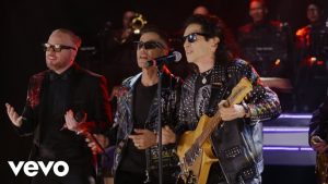 Alex Lora sorprende al convertir “Triste Canción” en cumbia junto a Grupo Cañaveral