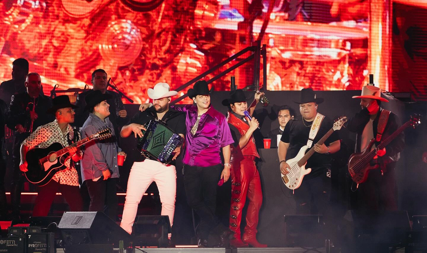 Grupo Firme le dice adiós a los corridos en pleno show